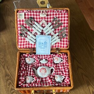 Mint condition vintage Raggedy Ann and Andy tea set wicker carrying case